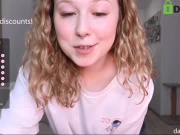 girl
        lottie_shine cam image #3710363
