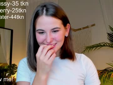girl
        emilia_dream cam image #2344641