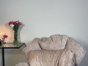girl
        julia_rle cam image #6477300