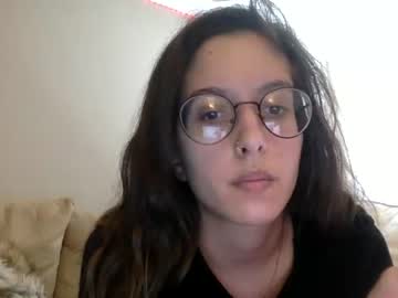 girl
        sourmelonss cam image #1742997