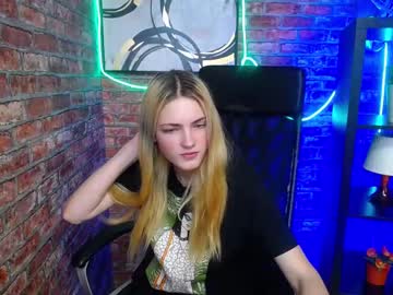 girl
        emily_willes cam image #2215529