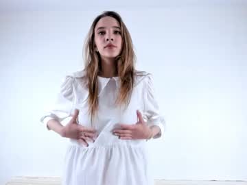 girl
        milana_gross cam image #1504105