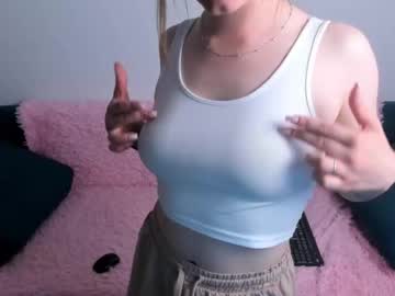 girl
        elletteemily cam image #4319586