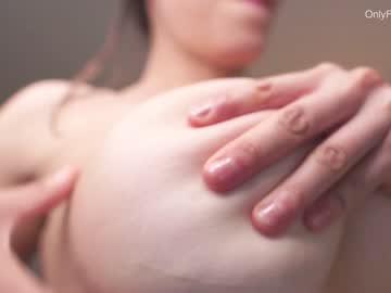 girl
        emyii cam image #2138351