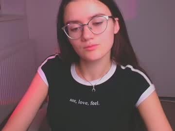 girl
        ketrin_pirsss cam image #5352385
