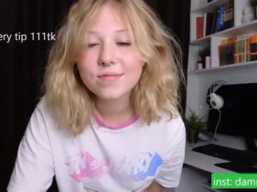 girl
        lottie_shine cam image #2733460