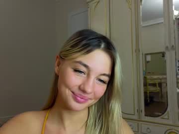 girl
        lilly_mattsson cam image #2411148