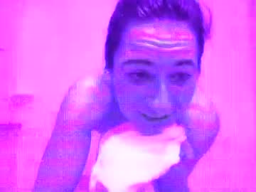 girl
        ittybitty04 cam image #1212034