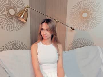 girl
        nectar_peach cam image #4016478
