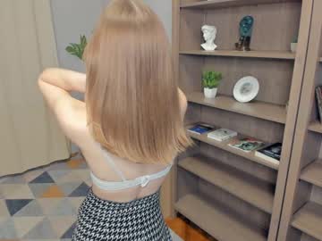 girl
        summer_bird cam image #1599150