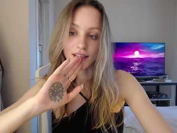 girl
        fflloowweerr cam image #2716054