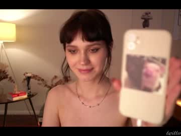 girl
        luna_ai cam image #1856877