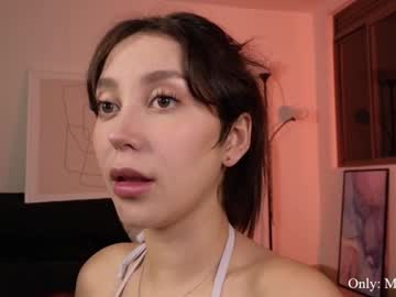 girl
        maxine_8 cam image #4530714