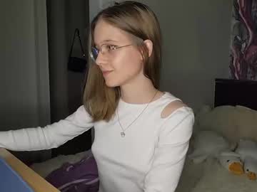 girl
        lowress cam image #6295585