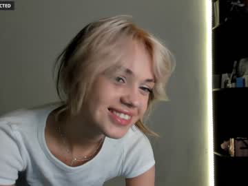 girl
        din_star cam image #1400534