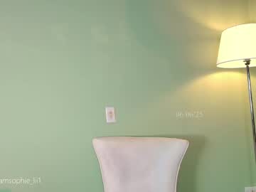 girl
        sophie_lii cam image #6945549