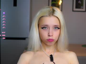girl
        maureensgame cam image #5793010