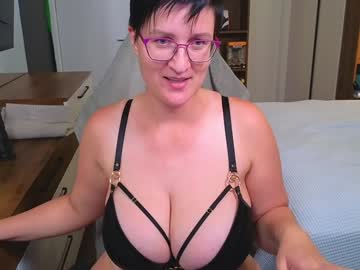 girl
        curvyjules69 cam image #7007424