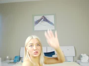 girl
        lilly_mattsson cam image #1375095