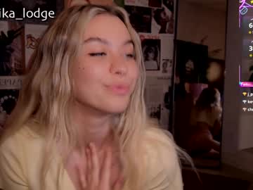 girl
        nika_lodge cam image #6677815