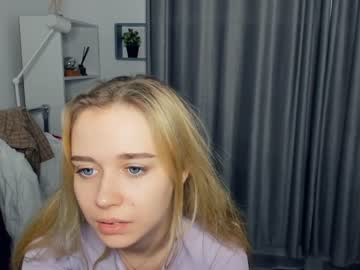 girl
        fresh_cherries cam image #2441180