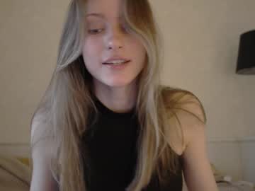 girl
        fflloowweerr cam image #4273422