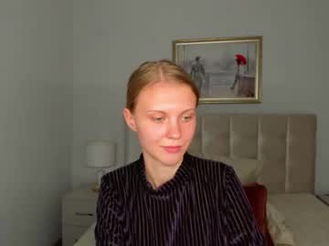 girl
        phoebepaw cam image #4757956