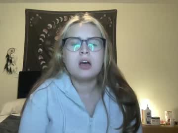 girl
        sarahmartin420 cam image #2161141