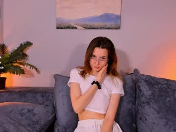 girl
        lynnebruster cam image #5715810