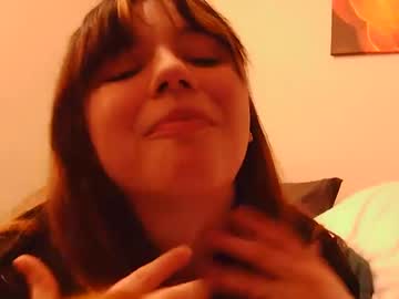 girl
        ellajames01 cam image #6285529