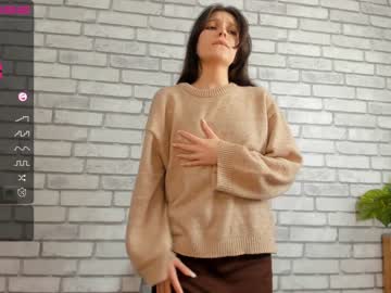girl
        carolynjacquelins cam image #292356