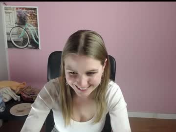girl
        nextdoorgir_l cam image #1396363