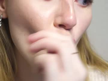 girl
        moon_milking cam image #2924275