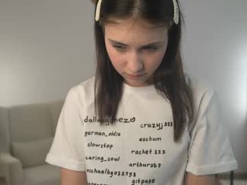 girl
        sunn_beamm cam image #6306870