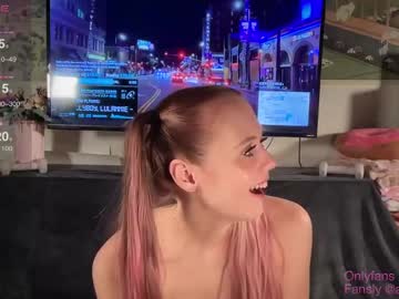girl
        astrid_sky cam image #5990459