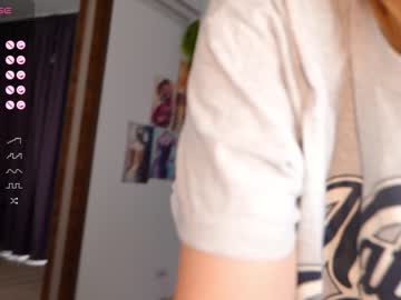 girl
        fazeyj cam image #4217423