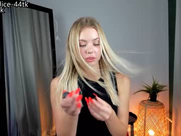 girl
        cassie_palmer cam image #2177418