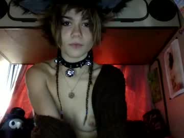 girl
        violet_3 cam image #183672