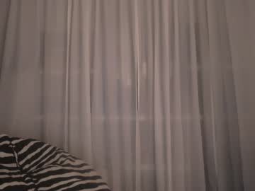 girl
        eevie_moon cam image #748070