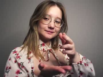 girl
        moon_milking cam image #2911292