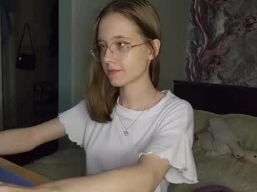 girl
        lowress cam image #6310265