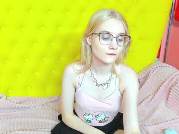 girl
        nanni_niss cam image #978305