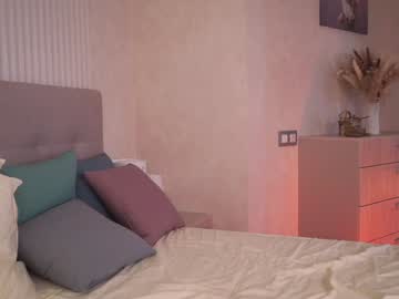 girl
        gold_blond cam image #5087203