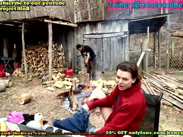 couple
        honeyand_thebear cam image #298575