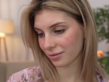 girl
        refined_style cam image #5690430