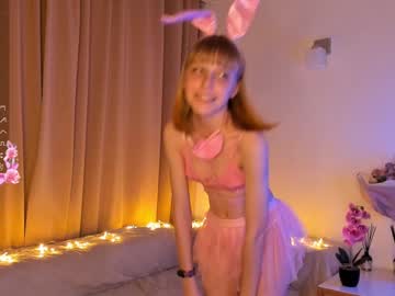 girl
        moiraashmore cam image #5558175