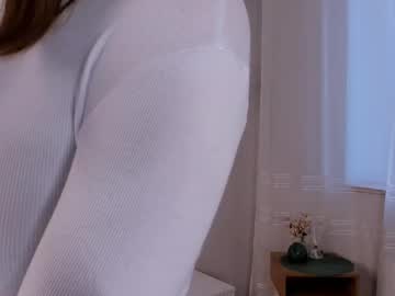 girl
        lynethamm cam image #6885215