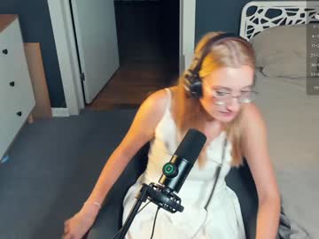 girl
        mind_of_heart cam image #4909556