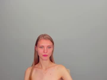 girl
        phoebepaw cam image #4676442