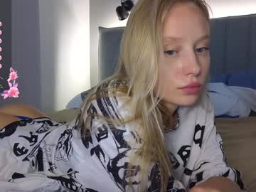 girl
        white_lime cam image #4728825